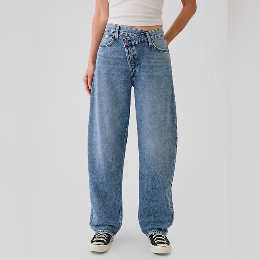 GAP Women’s High Rise Crossover Barrel Jean - Picture 8 of 10